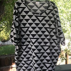 B/W geometric Lularoe Irma top